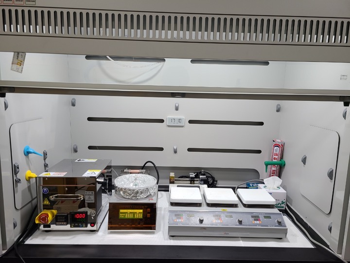 Chemical fume hood for wet processing