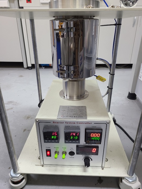 Hydrothermal reactor for nanomaterial synthesis