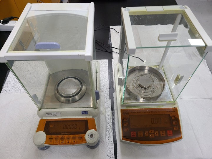 Microbalance for precise sample weighing