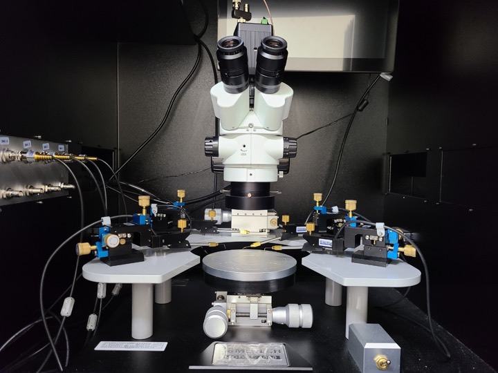 Probe station for electronic device measurement